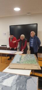 Das Künstlerehepaar und er Kurator bei einer Besprechung.