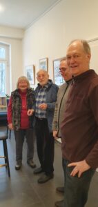 Zwei Männer und das Künstlerehepaar im Foyer des Quartier 36