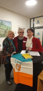 Drei Frauen lächeln in die Kamera