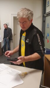 Patrick Vahle schaut auf sein Handy.