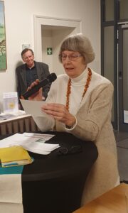 Dr. Anke Carstens-Richter hält am Stehpult eine Rede mit Mikrofon in der rechten Hand.