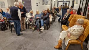 Blick in das Foyer des Quartier 36 mit Gästen.