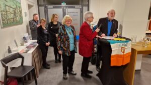 Das Künstlerehepaar mit Anke Asmussen und zwei Mitarbeiterinnen und ein Mann im Hintergrund im Foyer des Quartier 36.