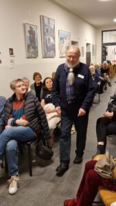 Ein Mann schreitet den Flur des Foyers des Quartier 36 entlang.