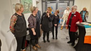 Sieben Frauen und ein Mann im Foyer des Quartier 36