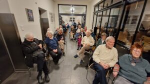 Ein Blick auf die Gäste der Vernissage im Foyer des Quartier 36.