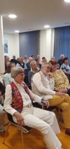 Blick in Publikum. Im Vordergrund Dr. Anke Carstens-Richter.