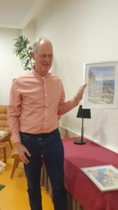 Herr Neumann zeigt ein Aquarell in die Kamera.