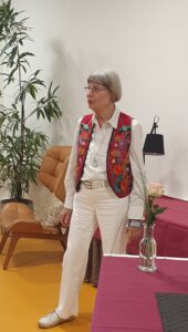 Dr. Anke Carstens-Richter hält eine Ansprache.