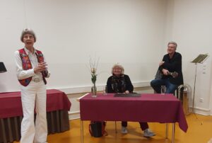 Dr. Anke Carstens-Richter stehend, Annegret Vahle sitzend und zuhörend.