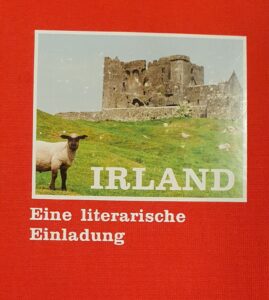 Bucheinband in Rot mit Foto Irland eine literarische Einladung.