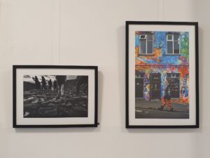 Zwei Fotos: links schwarz-weiß, das Touristen bei Selfieaufnahmen auf einem Schotterfeld zeigt. Rechts: ein bunt bemaltes Haus mit einem jungen Mann im Vordergrund, der genauso bunt gekleidet ist.