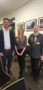 Anna Greil mit Begleitung und Bernd Wilms lächeln in die Kamera.