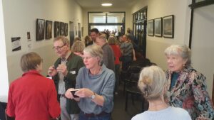 Gäste der Vernissage im Foyer des Quartier 36.